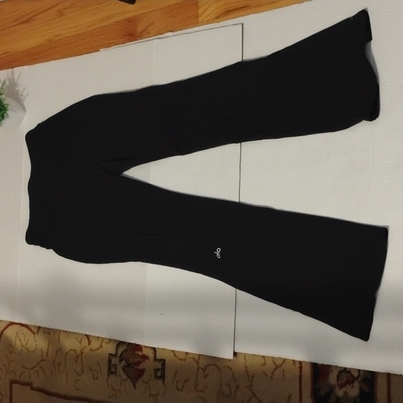 ALO Yoga Pants - ALO Yoga Flare Leg Leggings. Women's size Small. Black in color.